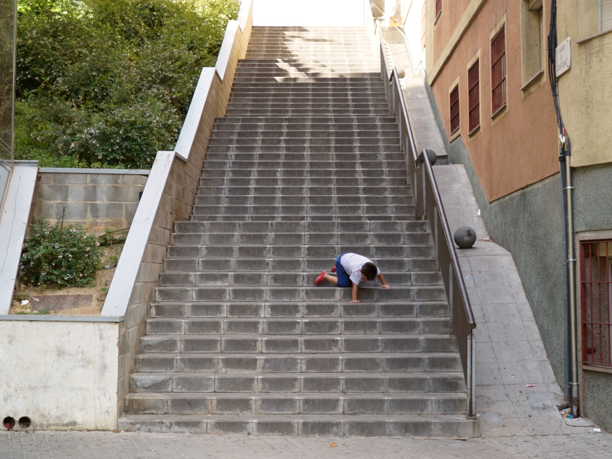 Escaleras 5.Un niño se está cayendo escaleras abajo. Foto de Ibán Ojea. Nou Barris, Barcelona.
